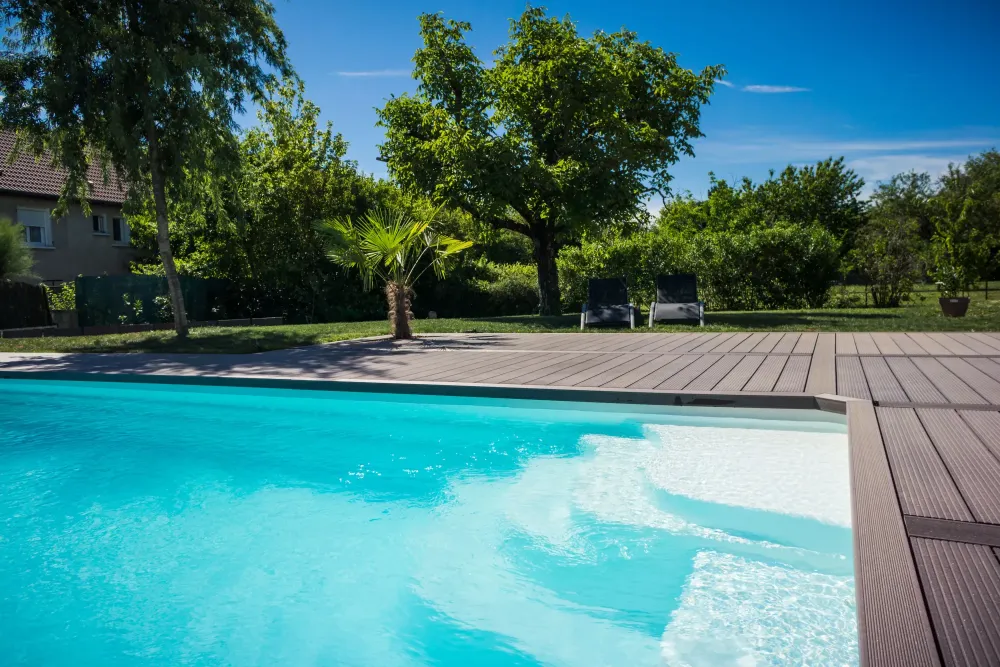 piscine contour bois